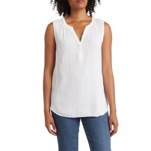 beachlunchlounge White Sleeveless Blouse